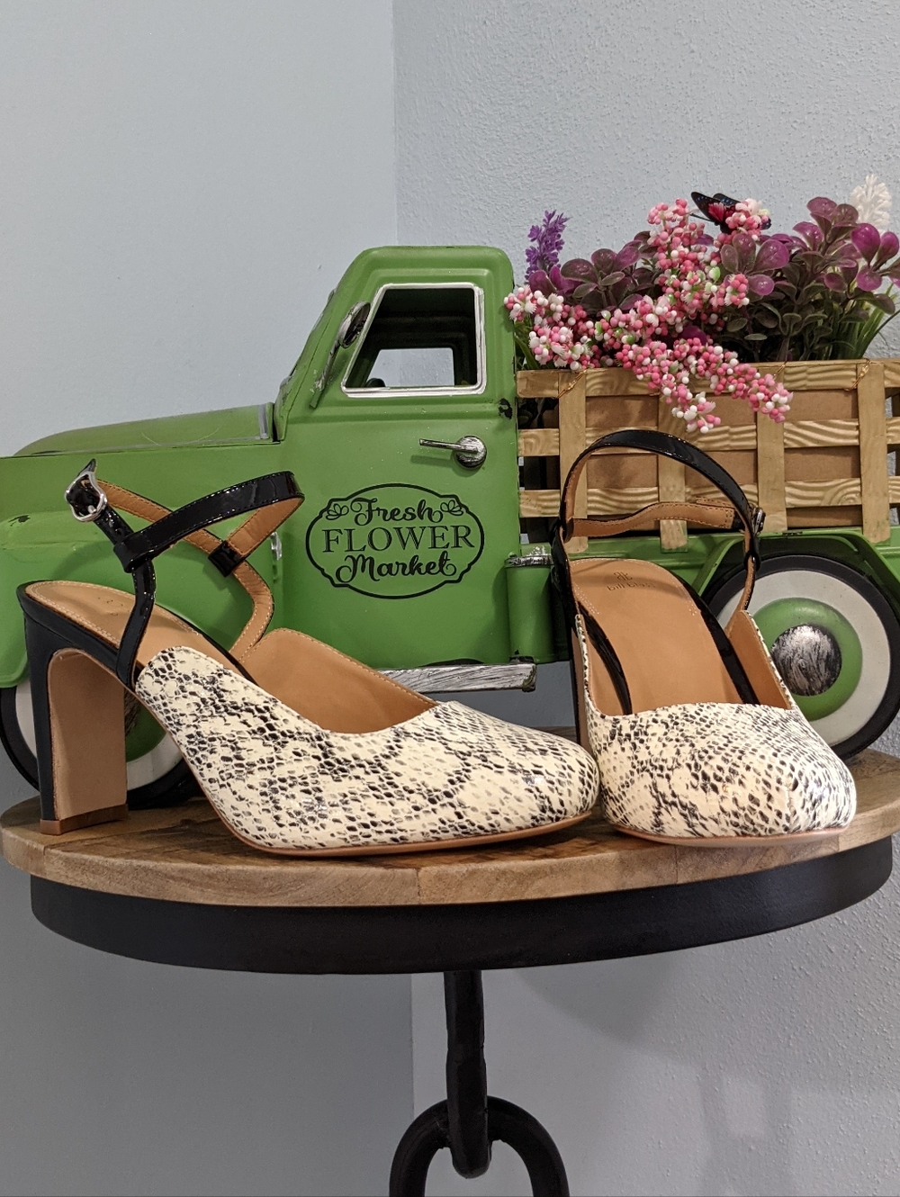 NWT Bill Blass Ivory Snake-Print Slingback Block Heels with Black Strap